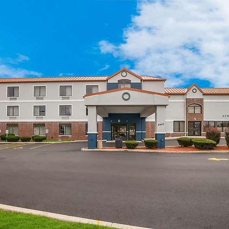 Suburban Studios Milwaukee Airport Exterior photo