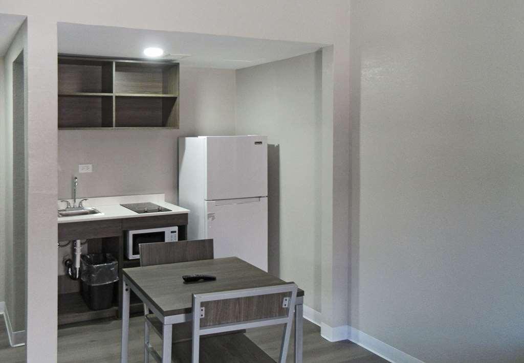 Suburban Studios Milwaukee Airport Room photo