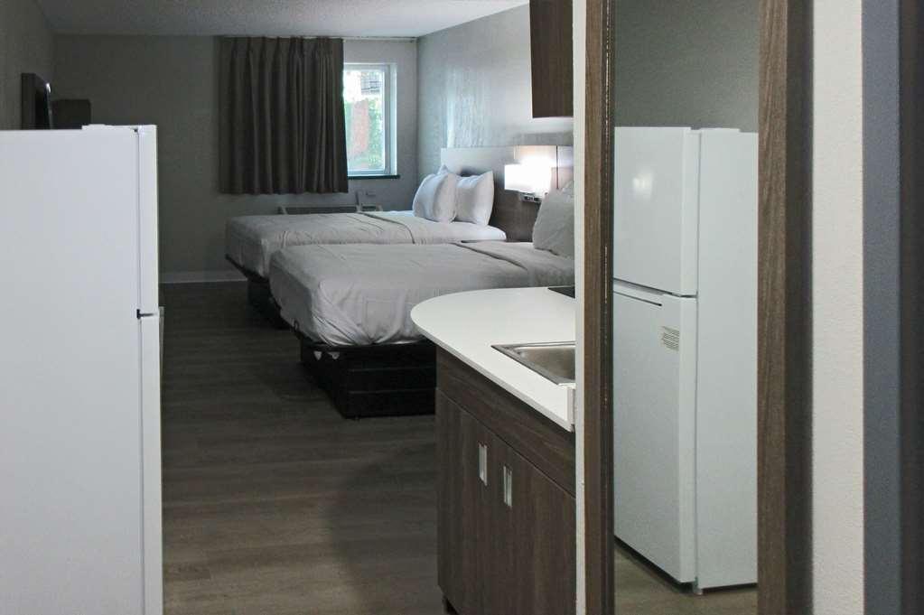 Suburban Studios Milwaukee Airport Room photo
