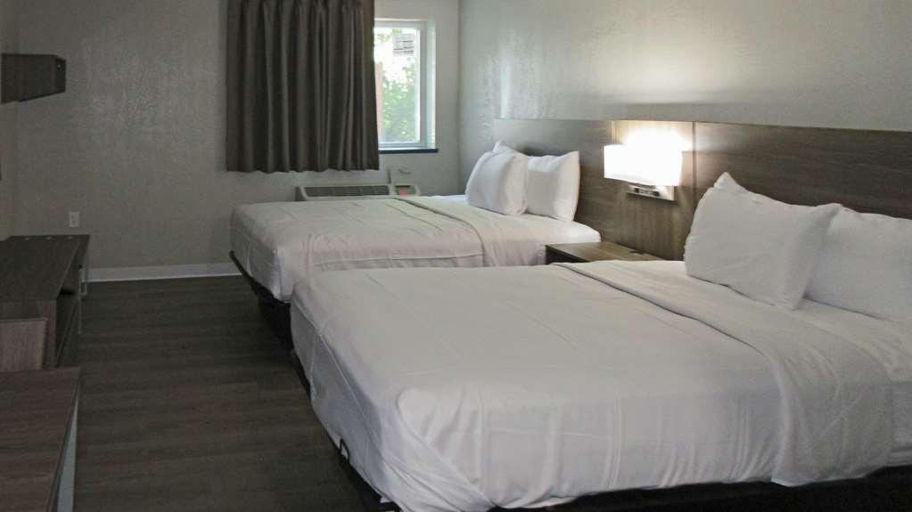 Suburban Studios Milwaukee Airport Room photo
