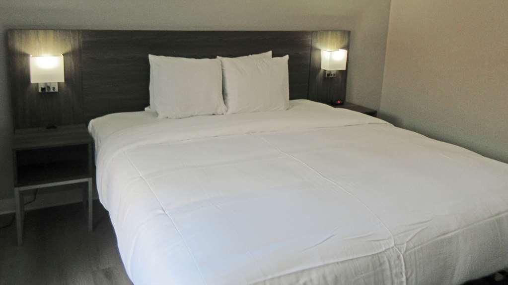 Suburban Studios Milwaukee Airport Room photo