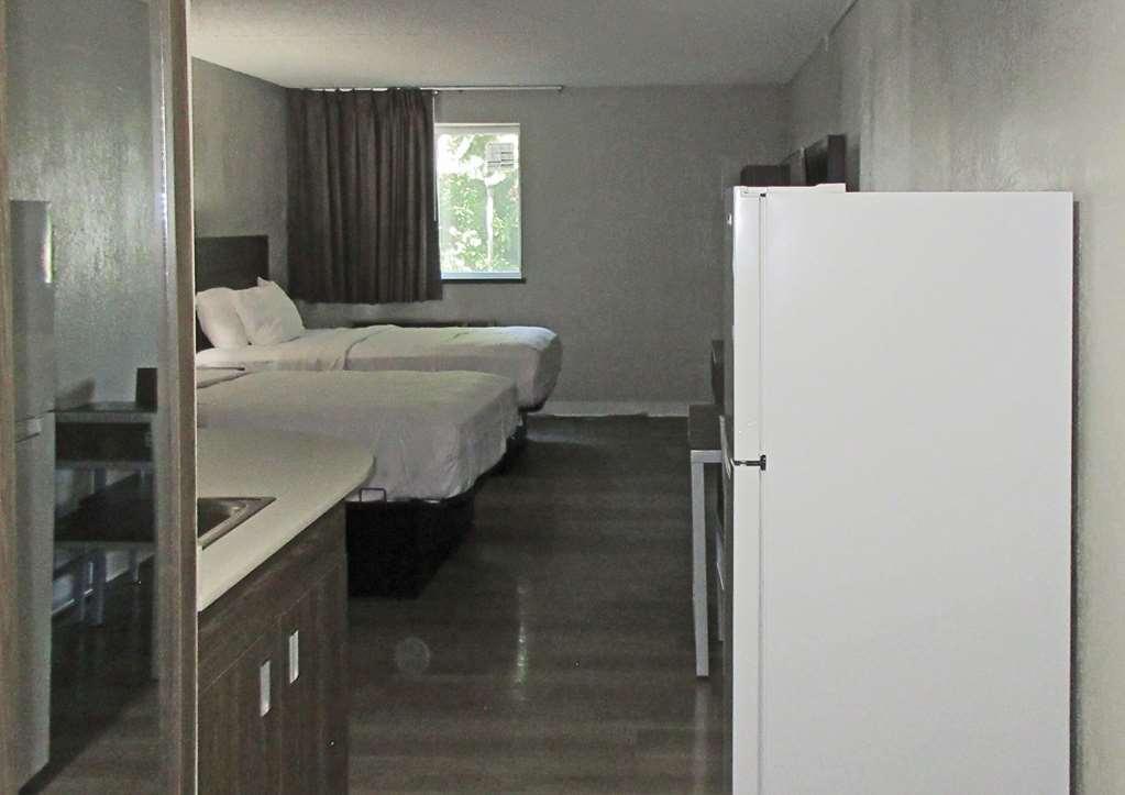 Suburban Studios Milwaukee Airport Room photo