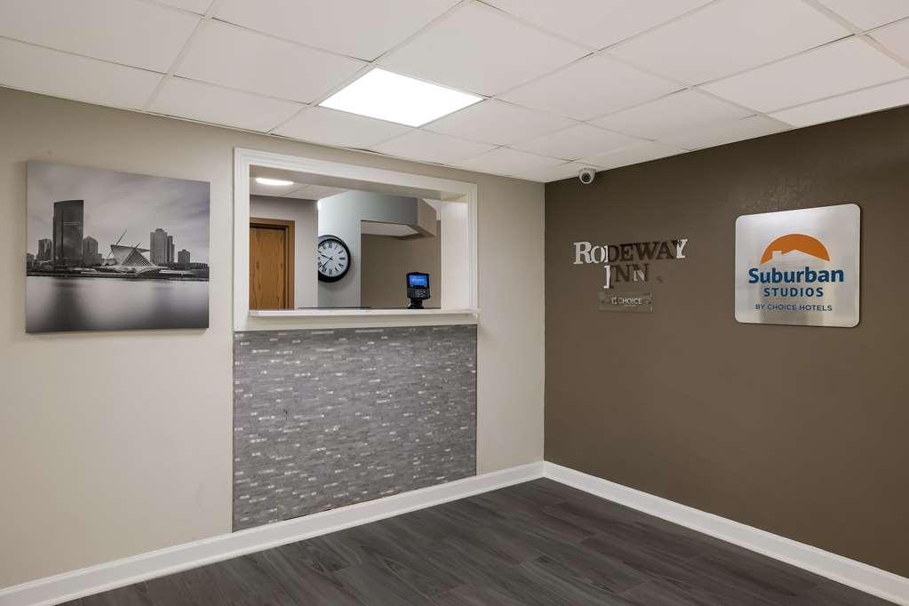 Suburban Studios Milwaukee Airport Interior photo