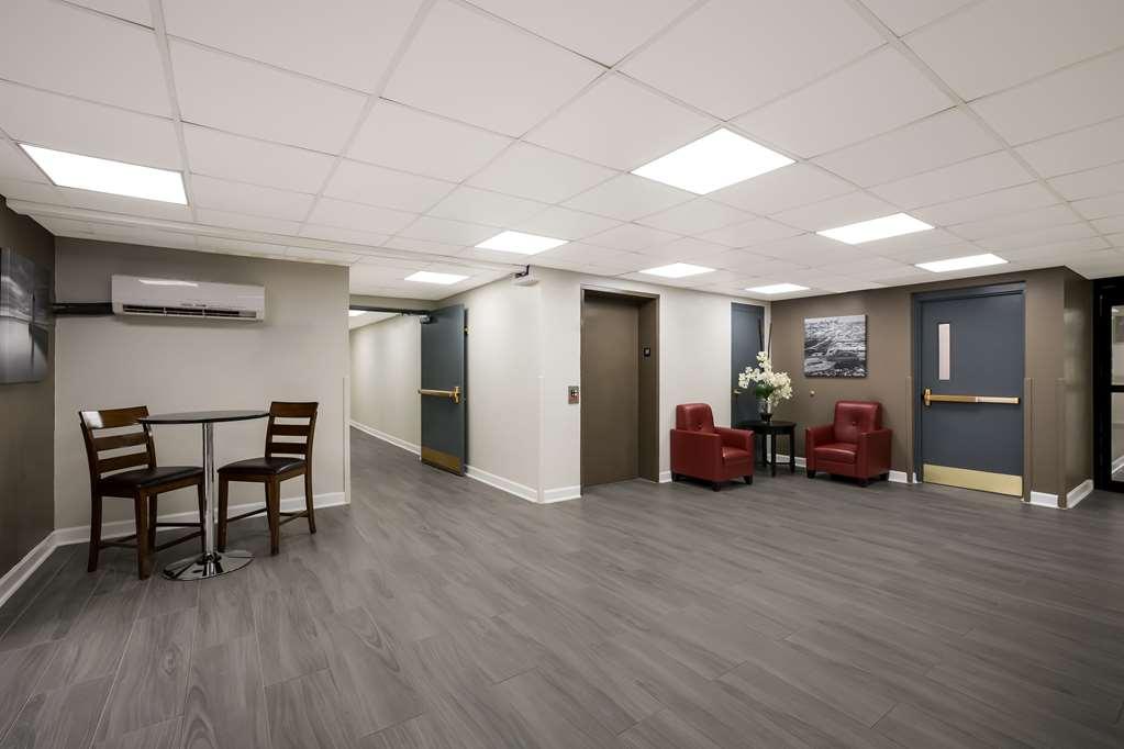 Suburban Studios Milwaukee Airport Interior photo