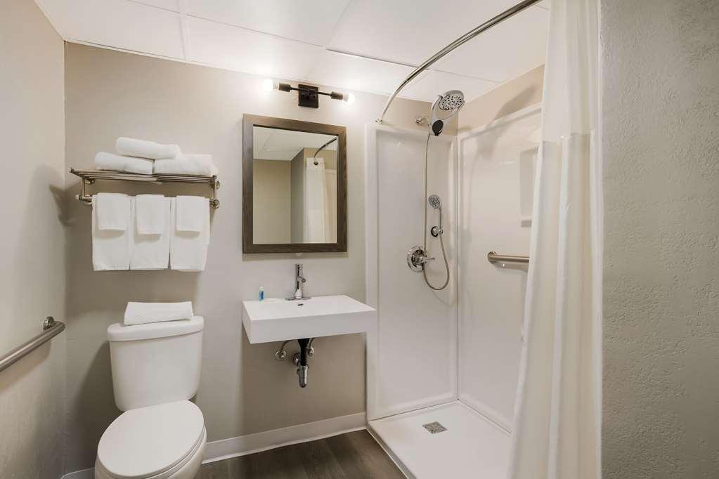 Suburban Studios Milwaukee Airport Room photo
