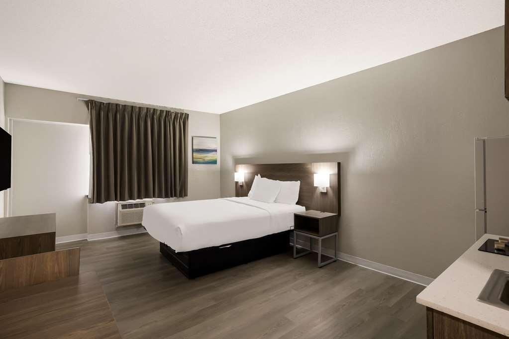 Suburban Studios Milwaukee Airport Room photo