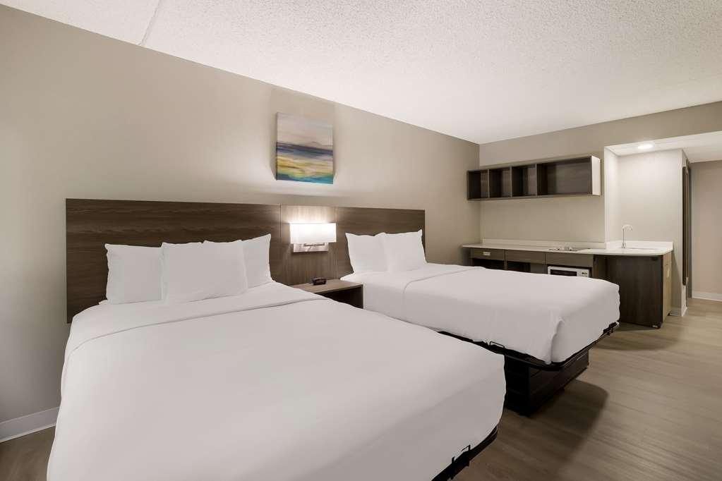Suburban Studios Milwaukee Airport Room photo