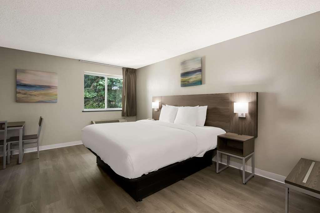 Suburban Studios Milwaukee Airport Room photo