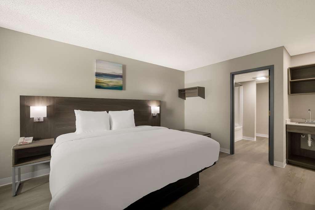 Suburban Studios Milwaukee Airport Room photo