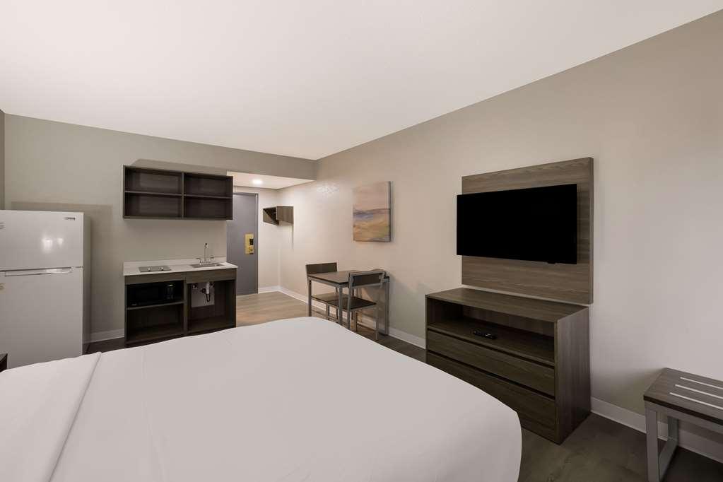Suburban Studios Milwaukee Airport Room photo