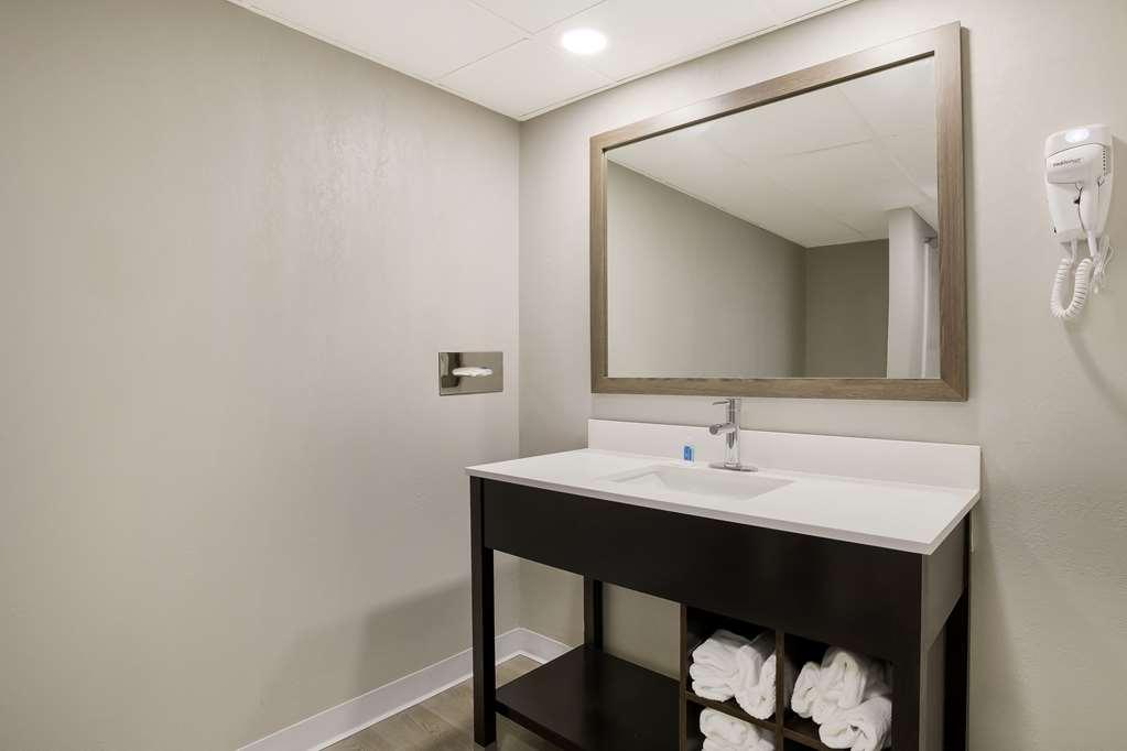 Suburban Studios Milwaukee Airport Room photo