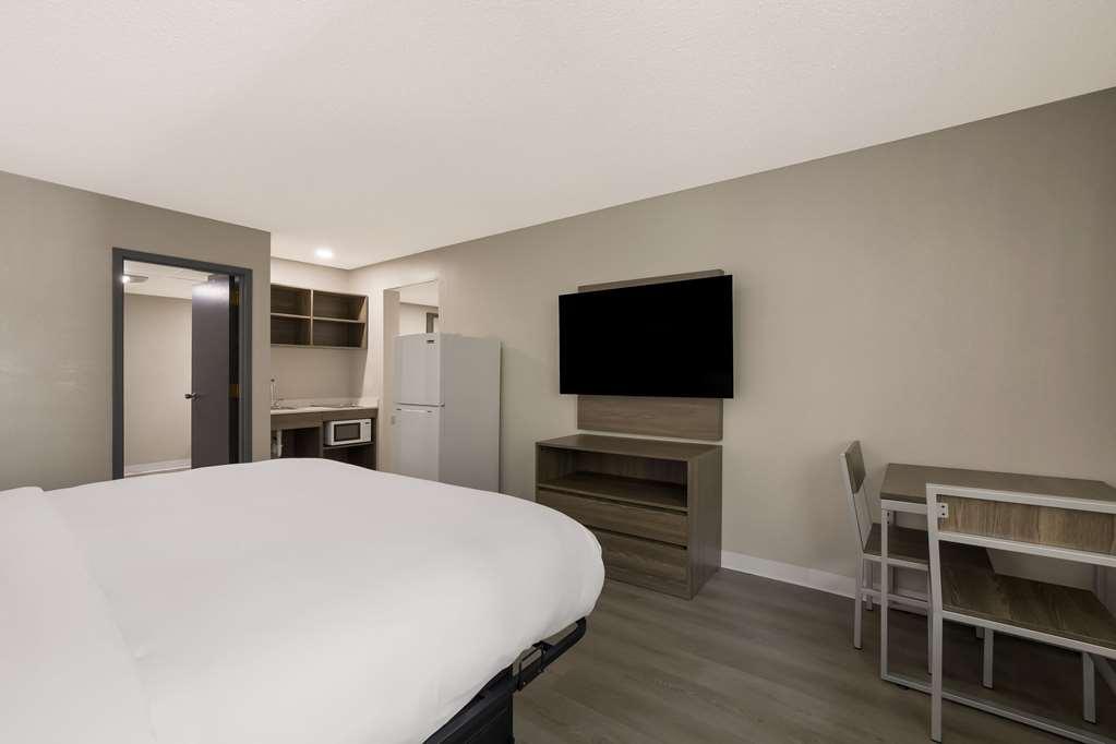 Suburban Studios Milwaukee Airport Room photo