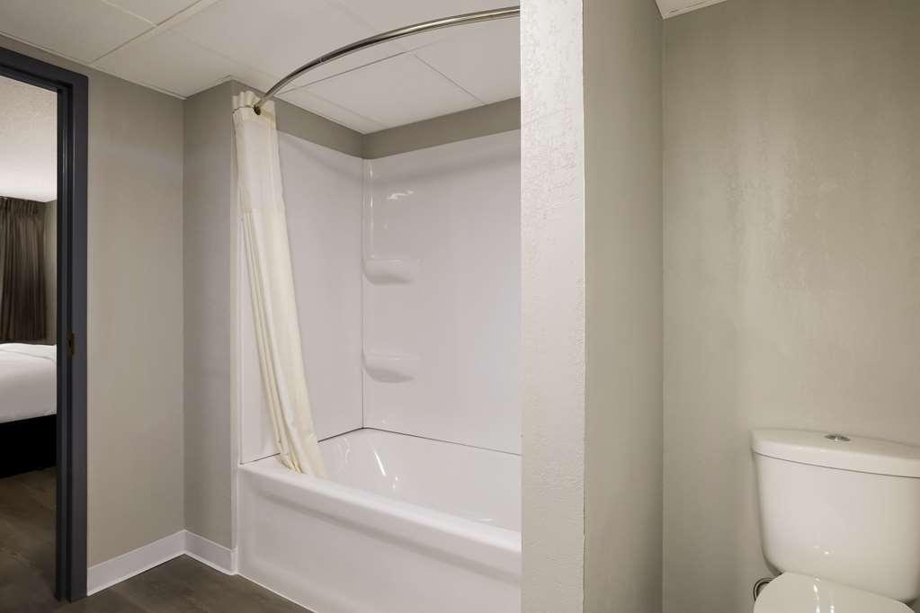 Suburban Studios Milwaukee Airport Room photo