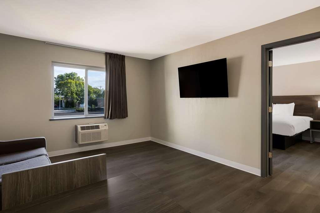 Suburban Studios Milwaukee Airport Room photo