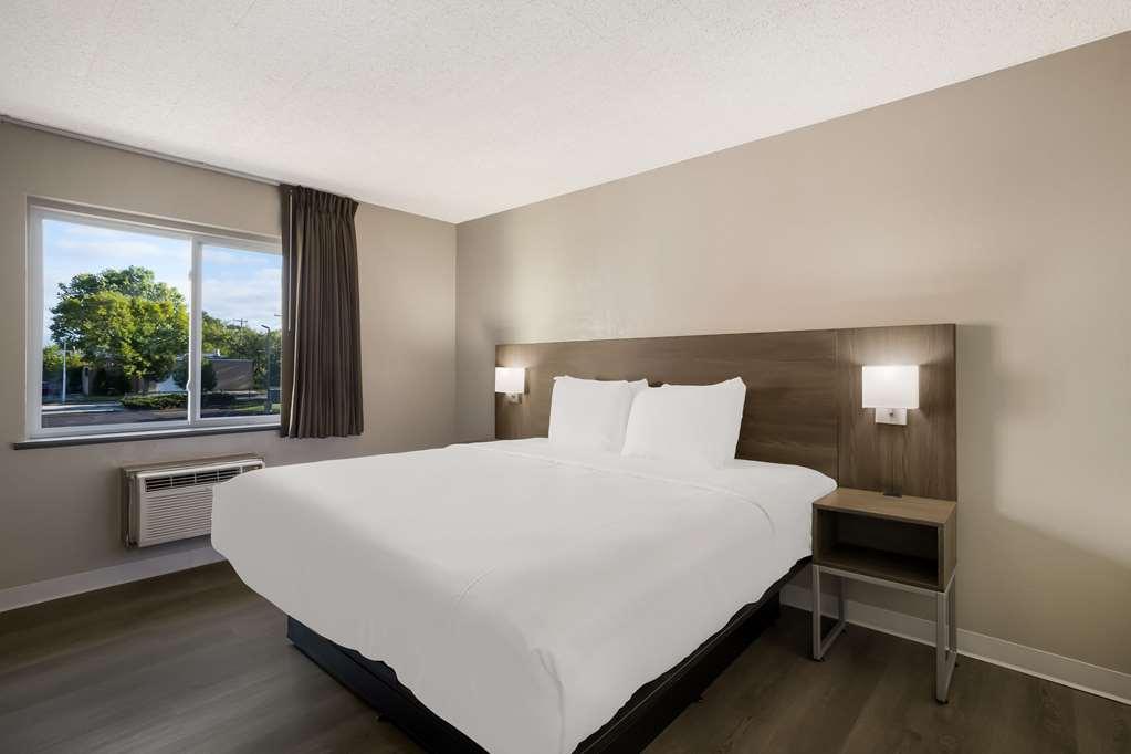Suburban Studios Milwaukee Airport Room photo
