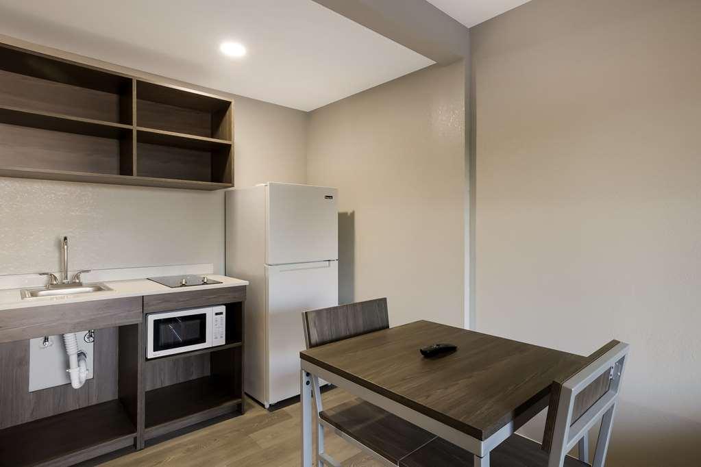 Suburban Studios Milwaukee Airport Room photo
