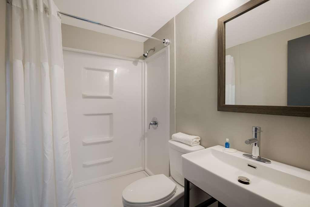 Suburban Studios Milwaukee Airport Room photo