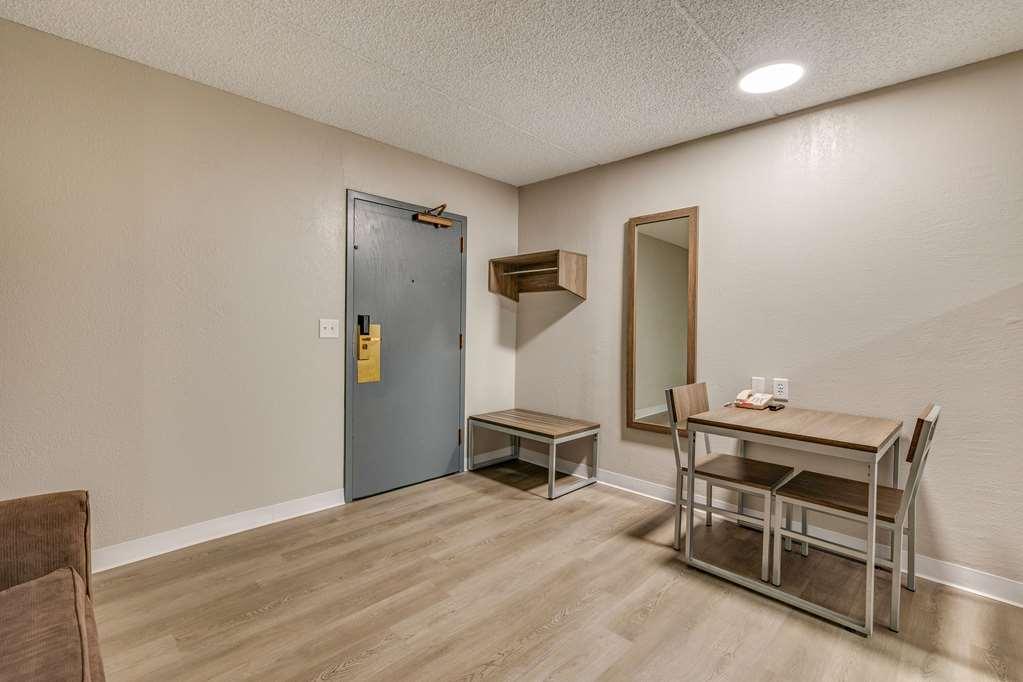 Suburban Studios Milwaukee Airport Room photo