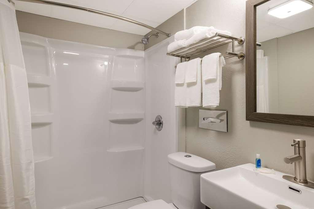 Suburban Studios Milwaukee Airport Room photo