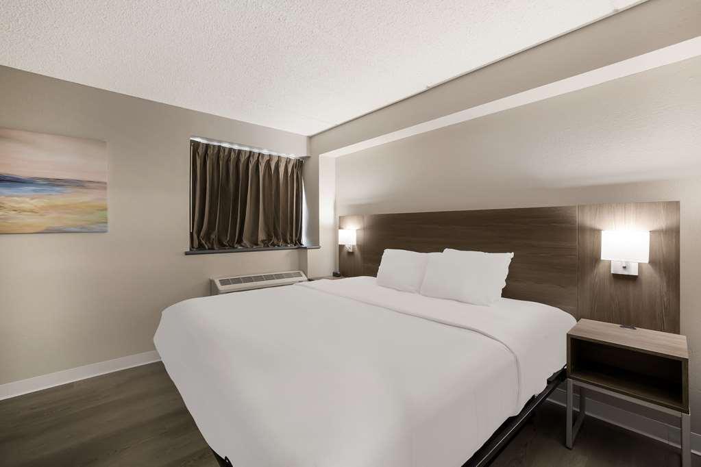 Suburban Studios Milwaukee Airport Room photo